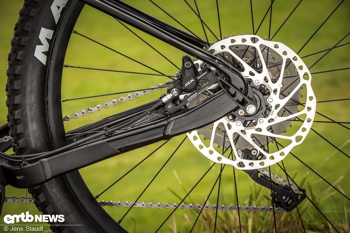 Gebremst wird mit Shimano SLX-Bremsen