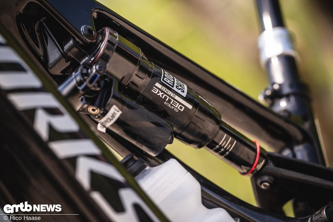 Am Heck kommt ein passender RockShox Deluxe-Dämpfer zum Einsatz, ...