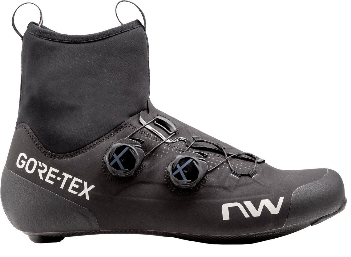 Wer die kalte Jahreszeit nicht (nur) auf dem Rollentrainer verbringen möchte, findet mit dem Northwave Flagship R GTX …