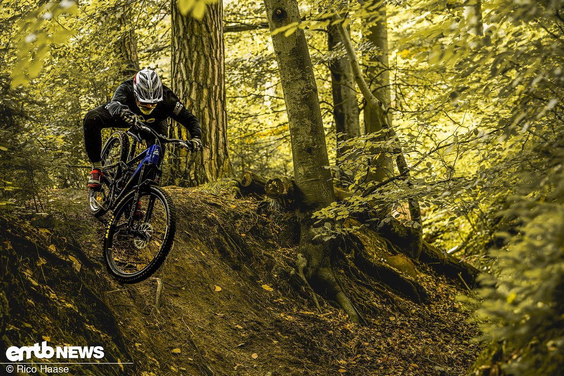 Dank wenig Gewicht lässt sich dieses Bike schnell in jede Kurve werfen und folgt Richtungswechseln sehr präzise.