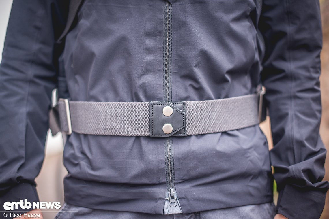 Praktisch: Mit einem Bauchgurt kann die Tasche fest fixiert werden