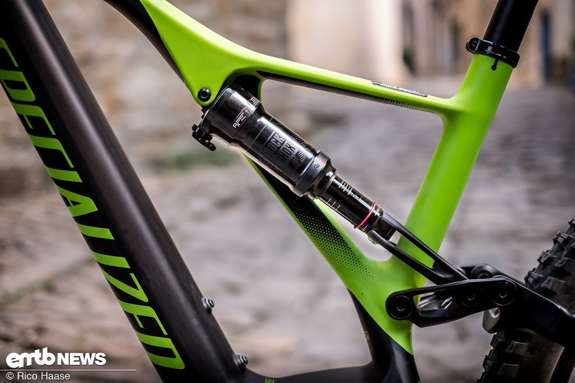 Von links betrachtet liegt der RockShox Deluxe RT3 frei, während ...