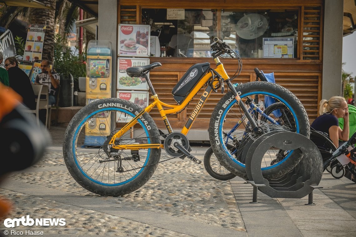 Wir wissen nicht warum und wieso, aber dieses E-Bike ist tatsächlich an der Promenade umher gefahren