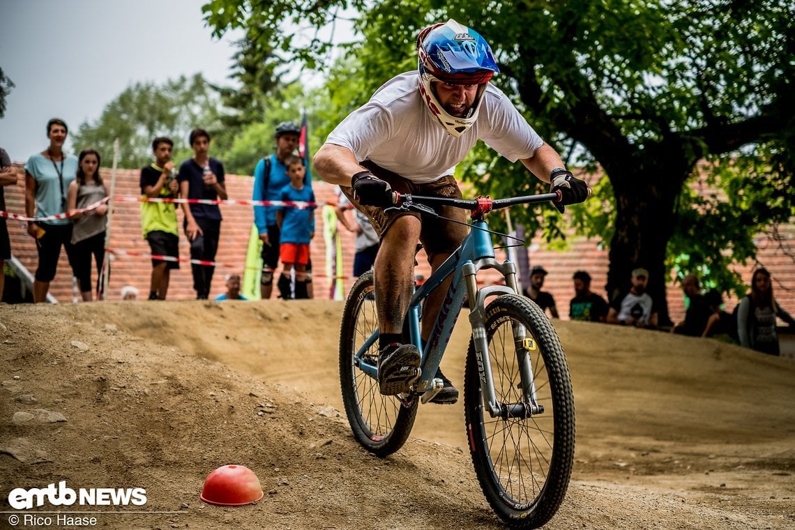 Hier sorgt ein kleines Oval – ein Mini-Pumptrack – für pfeifende Lungen und kreischende Fans