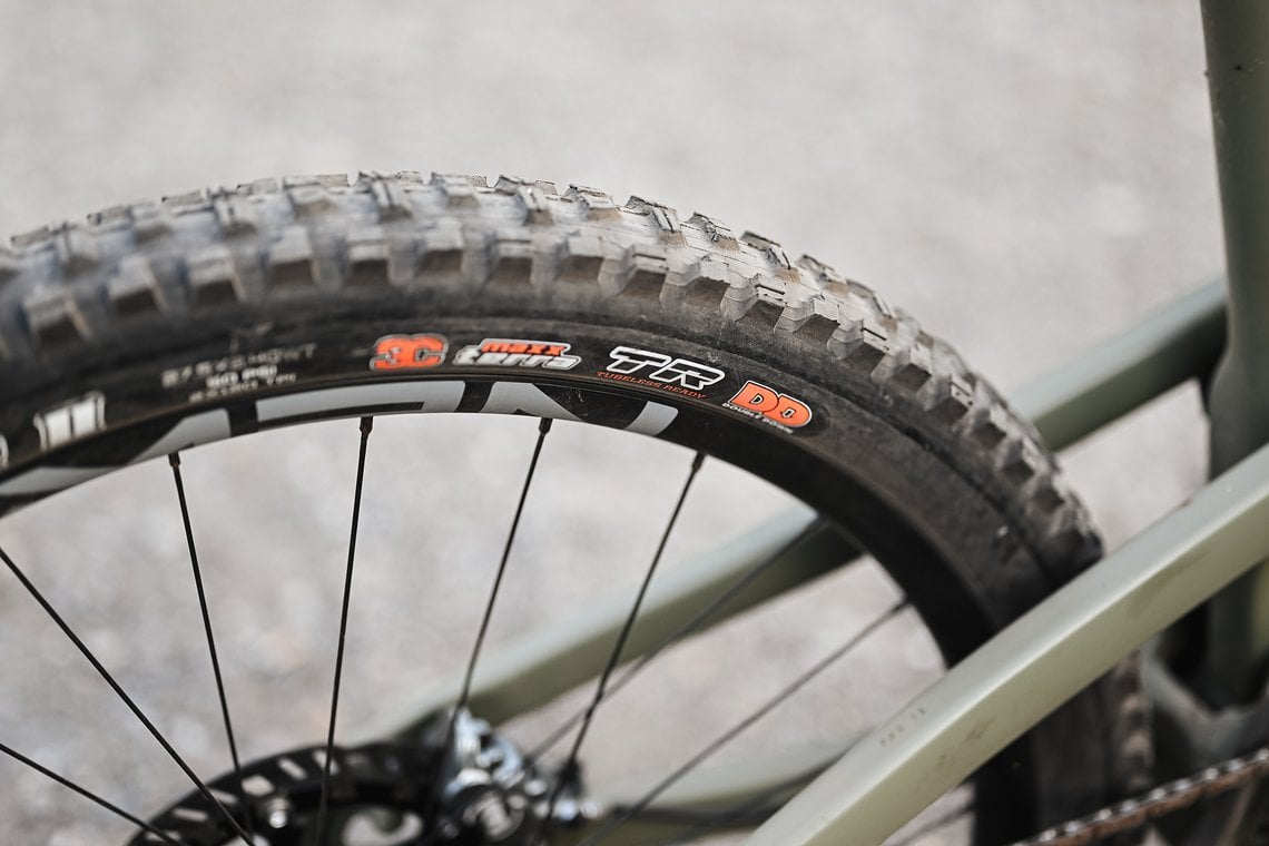 Maxxis Assegai in griffigster Mischung vorne und DHR2 in DoubleDown-Karkasse hinten – top!