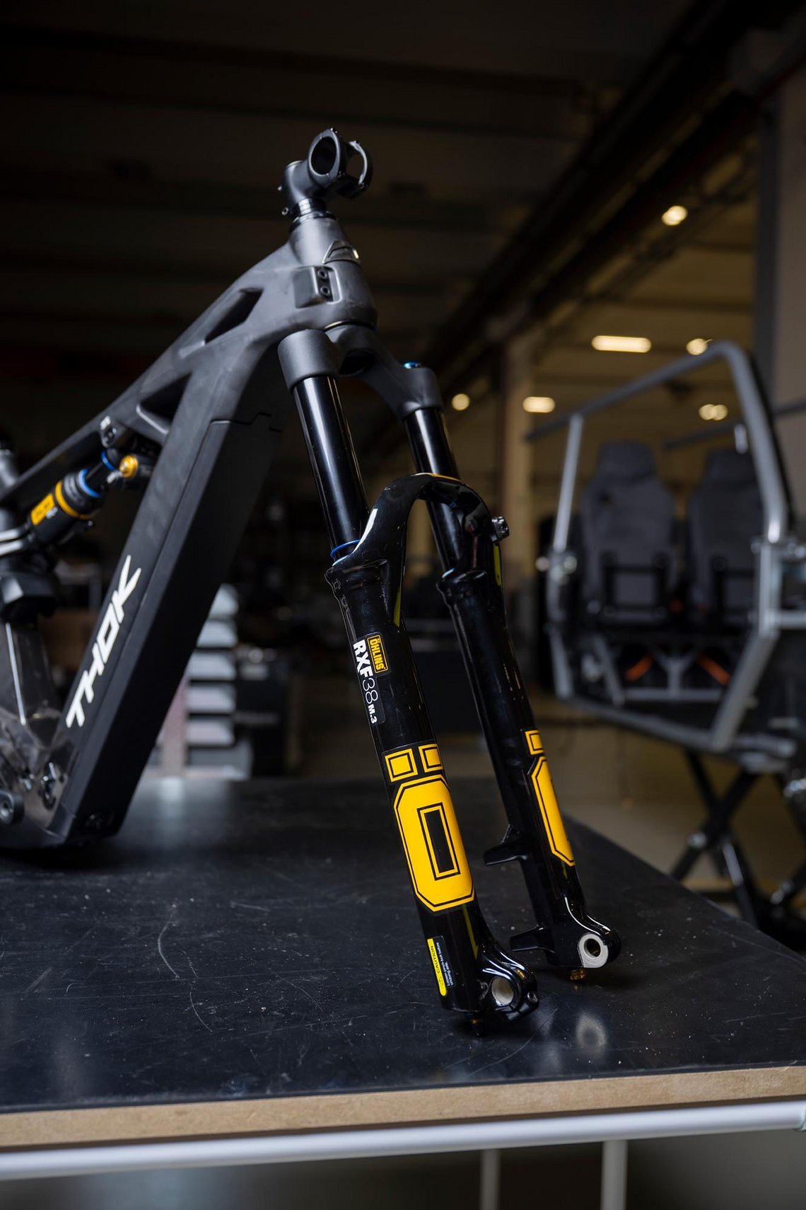 Mit an Bord sind ein Öhlins-Fahrwerk ...