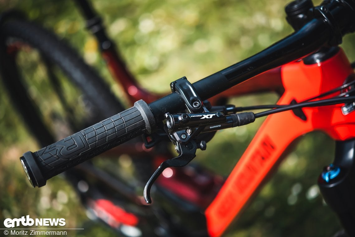 Gebremst wird mit einer Shimano XT