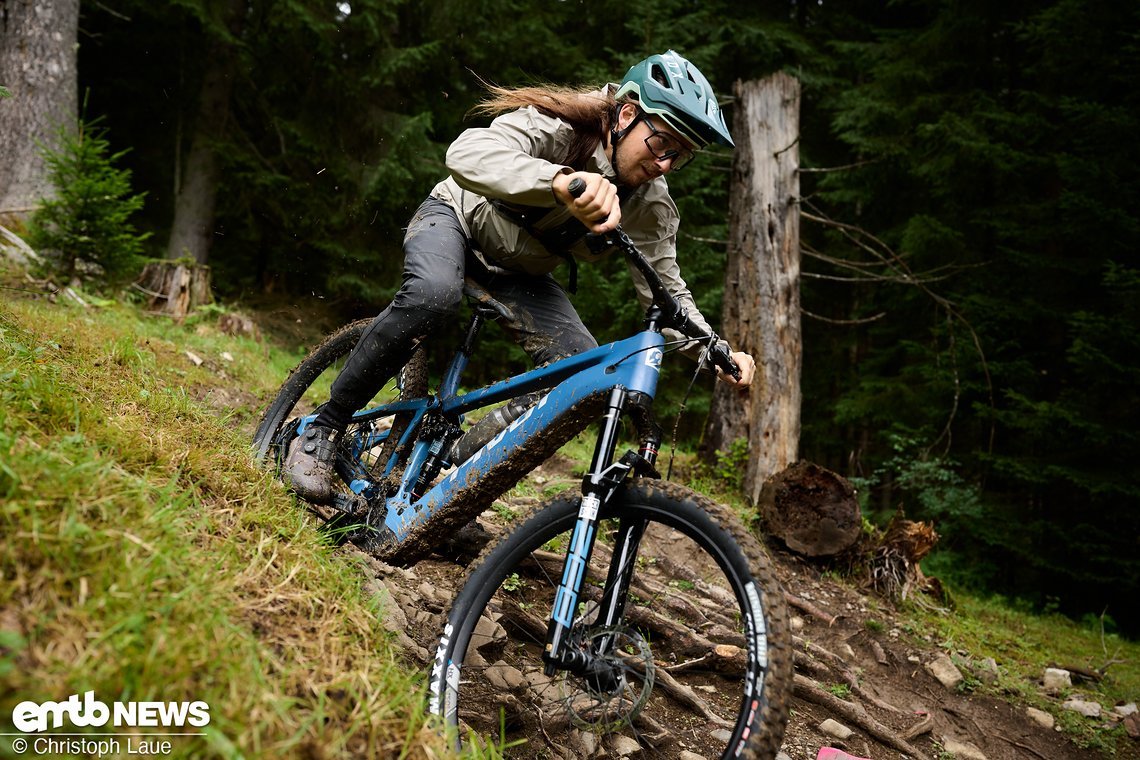 Bei widrigen Bedingungen musste man sich die Traktion auf manchen Trails erkämpfen – Fahrwerk und Rahmensteifigkeit arbeiten hier gut zusammen