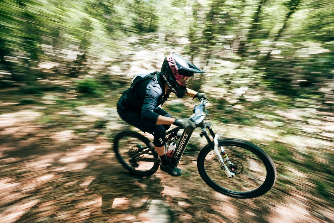 Auch die amtierende Weltmeisterin E-Bike Sofia Wiedenroth ließ sich den Spaß nicht nehmen und fuhr beim Auftakt der Bosch eMTB-Challenge in Riva mit.