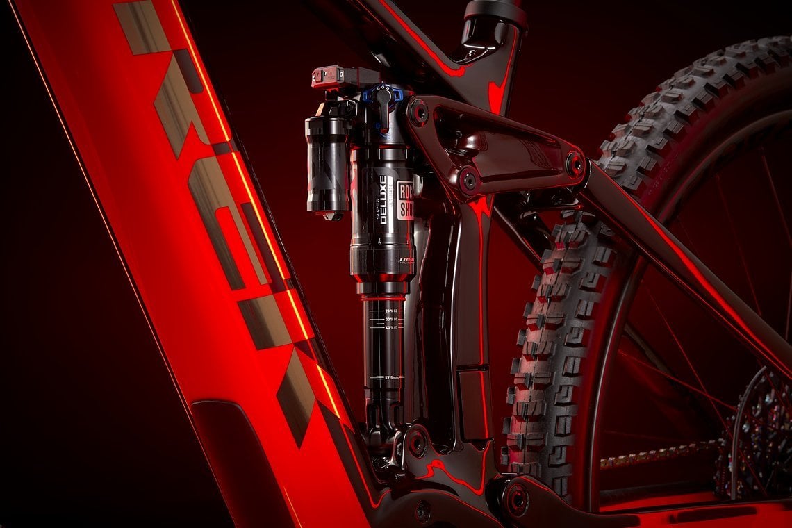 RockShox AirWiz informiert mittels farbiger LEDs über den Druck in den Federelementen.