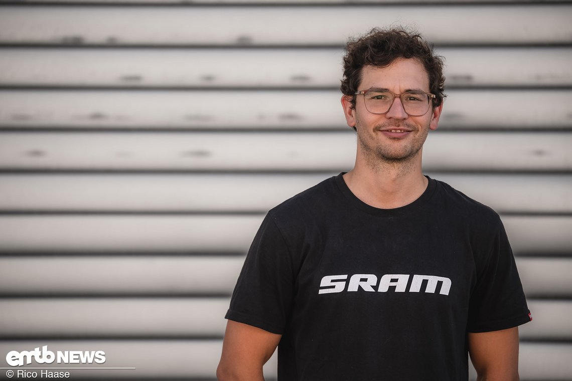 Simon Kolmstetter, Produkt Manager E-Bike, kennt sich mit dem SRAM Powertrain Motorsystem extrem gut aus ...