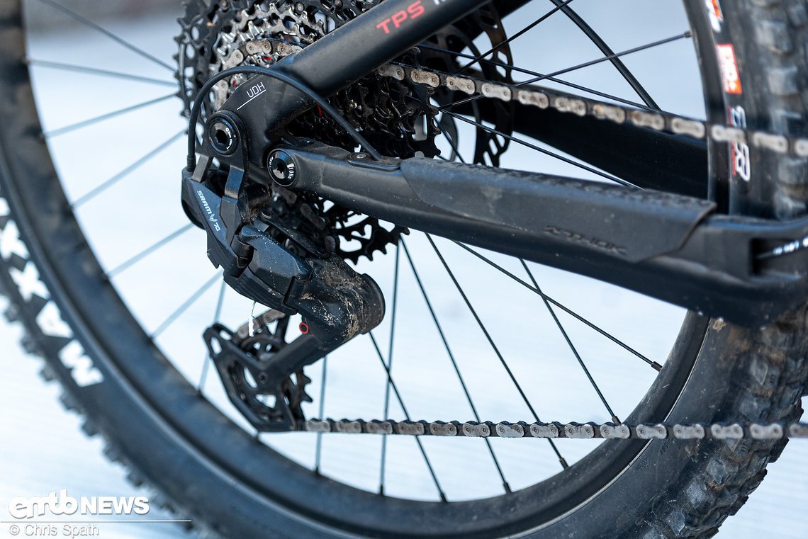 Geschaltet wird mit der SRAM Eagle Transmission 70, die als Einstiegsgruppe in die Transmission-Welt mit Seilzug angesteuert wird