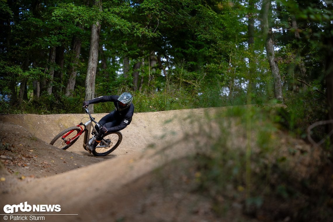 Das Alu-Frontdreieck ist Canyon-typisch recht steif und erfordert etwas mehr Armkraft und Druckstufentuning.