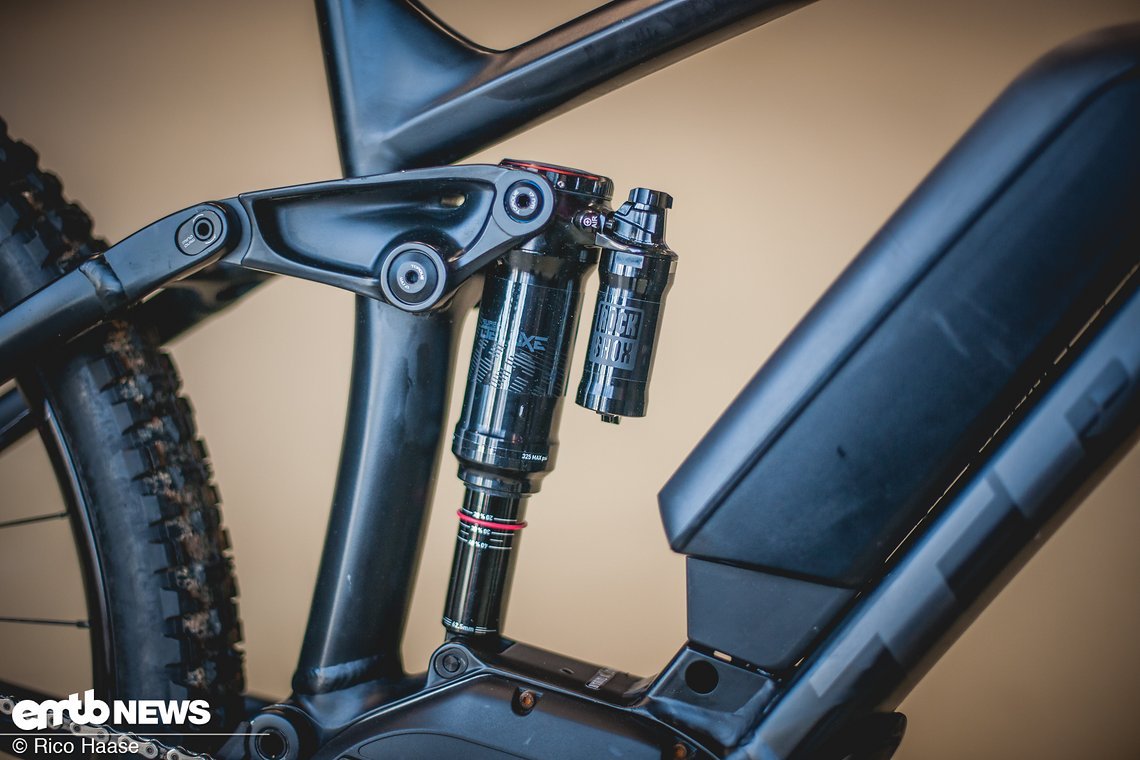 Mehr Federweg generiert der 5 mm längere RockShox-Dämpfer