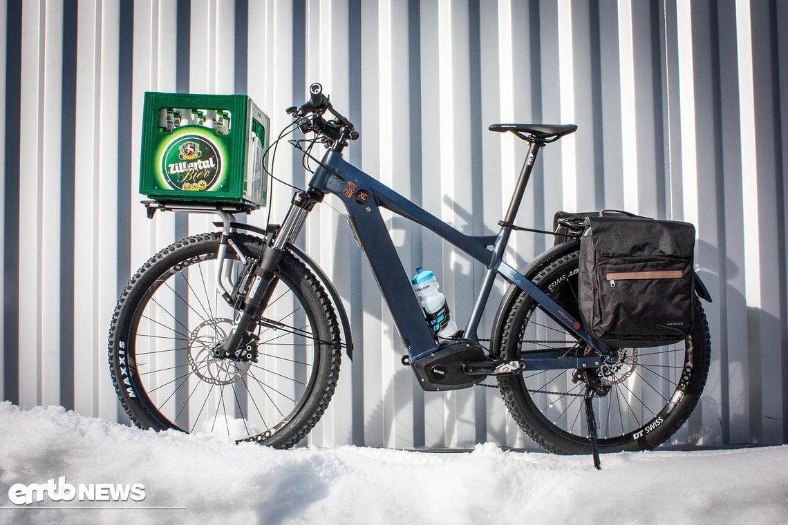 Nox Cycles aus dem Zillertal setzt klare Zeichen. Mit der Montagevorrichtung von Thule (im Preis nicht mit inbegriffen) lässt sich sogar ein Getränkekasten transportieren. Der Heckträger ist für eine Zuladung bis 25 kg freigegeben.