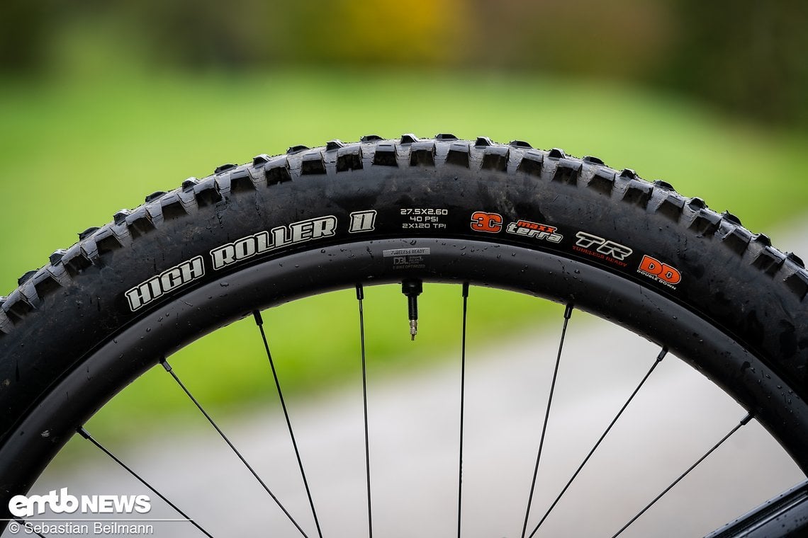 Die Kombination aus Maxxis Highroller II am Heck und ...