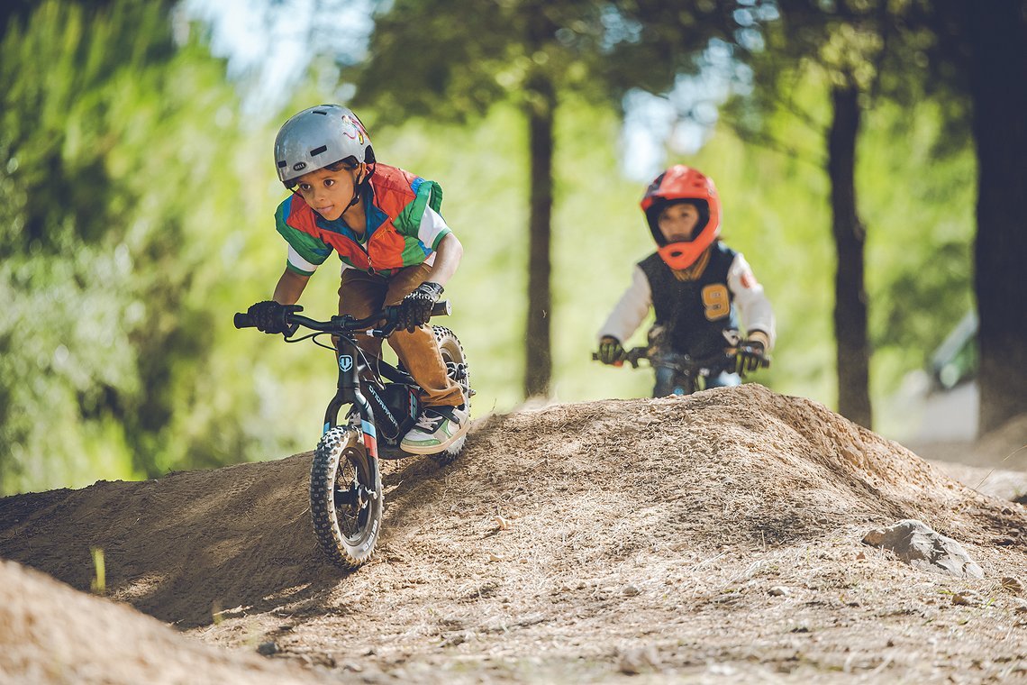 Rasant die Hügel rauf und runter – mit Motorunterstützung bleibt selbst das Laufrad im Flow.