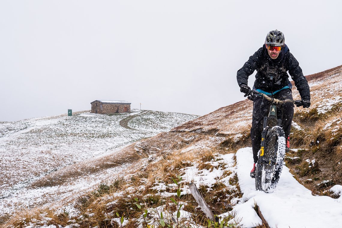 „Jetzt bloß nicht wegrutschen,“ denkt sich Rob, als er durch den Schnee fährt.