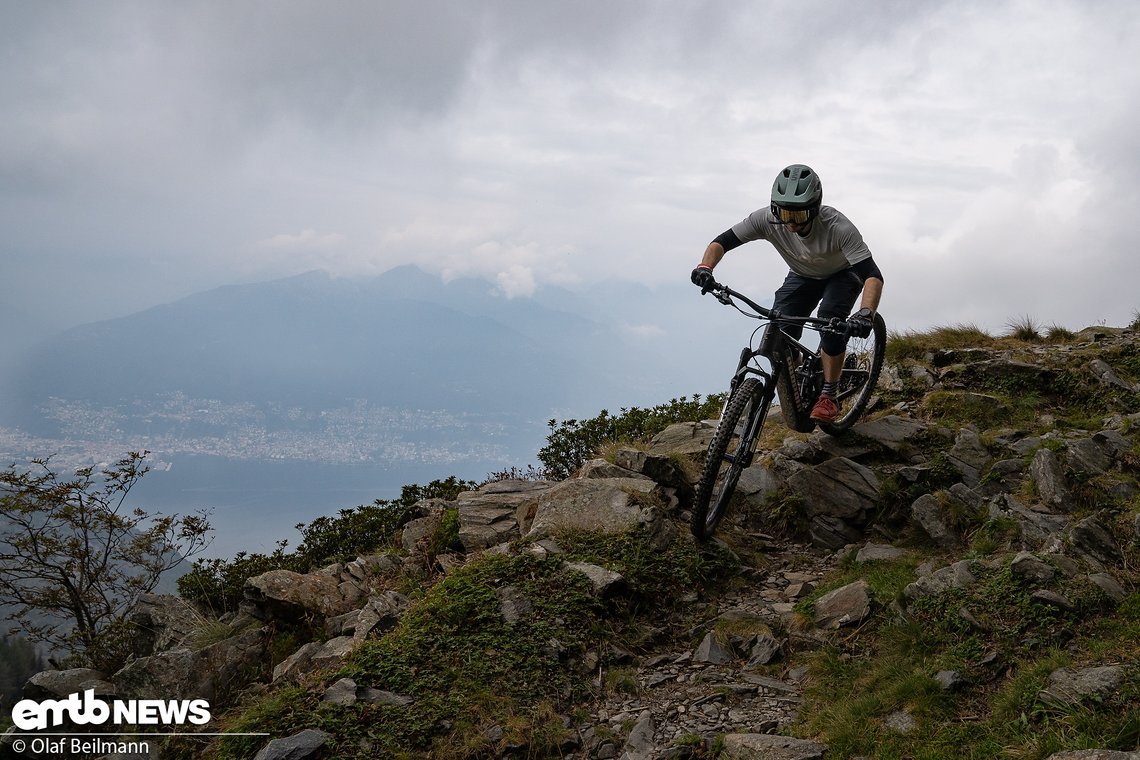 Grobe Steinfelder, wie hier am Lago Maggiore, bügelt das Fahrwerk des Sresh einfach weg