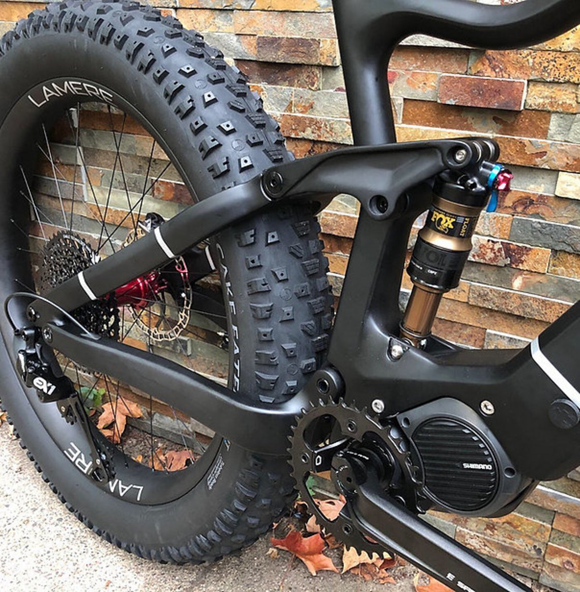 Am Heck bietet das LaMere eSummit Carbon FS E-Fat 120 mm Federweg