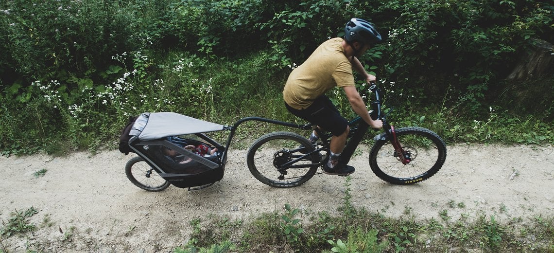 Zeit, ein E-Bike, ein Singletrailer und ein Baby, dass gerne im Wald ist