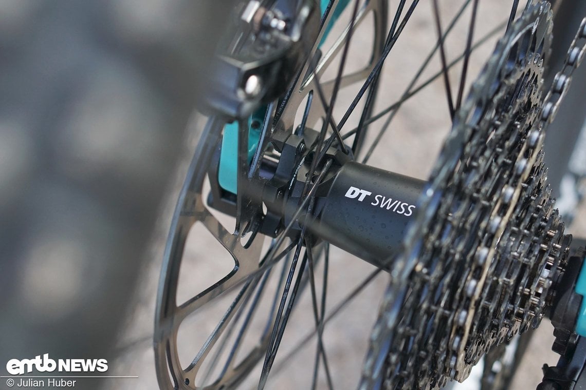 Wertige DT Swiss-Naben aus der Hybrid-Serie im Heck sind speziell für den Einsatz am E-MTB ausgelegt.