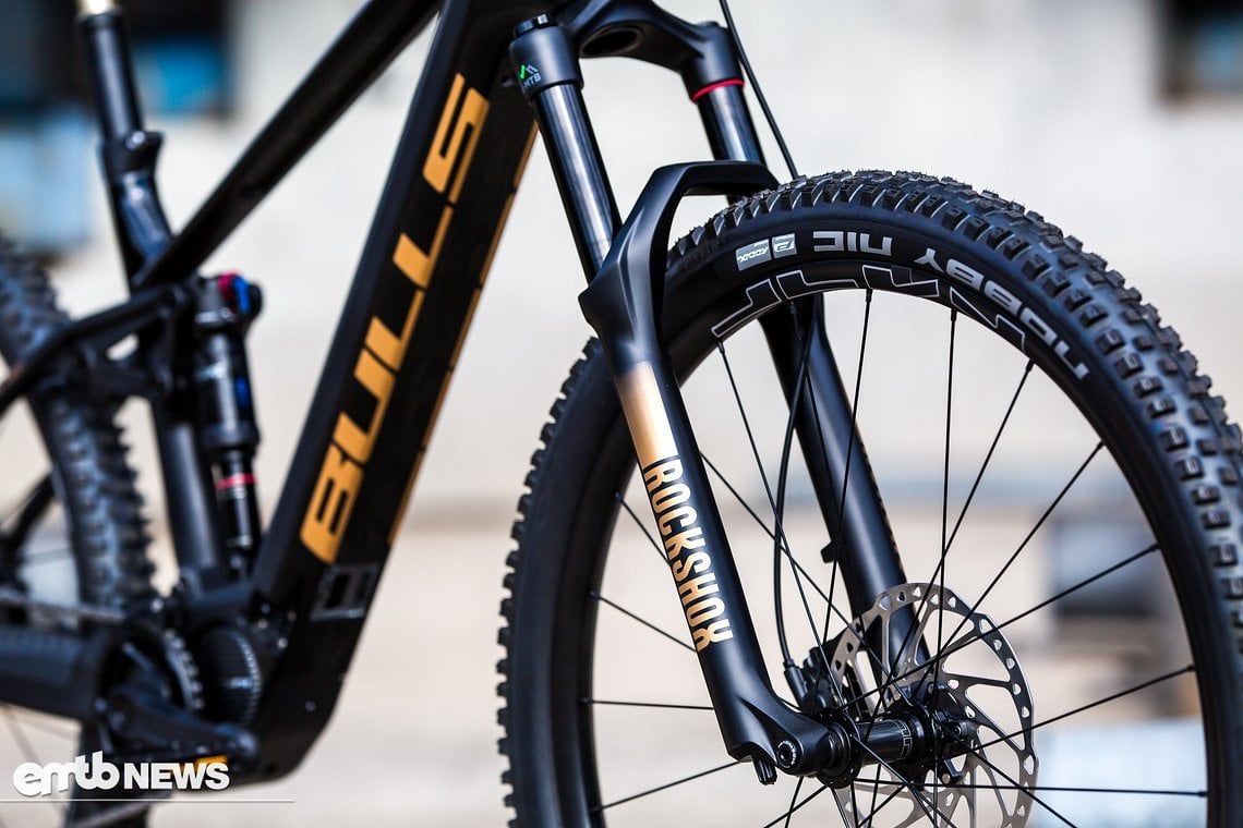 Am Einstiegsmodell arbeitet eine RockShox 35 Gold Federgabel – Das 29 Zoll Laufrad bekommt damit 140 mm Federweg Spielraum.