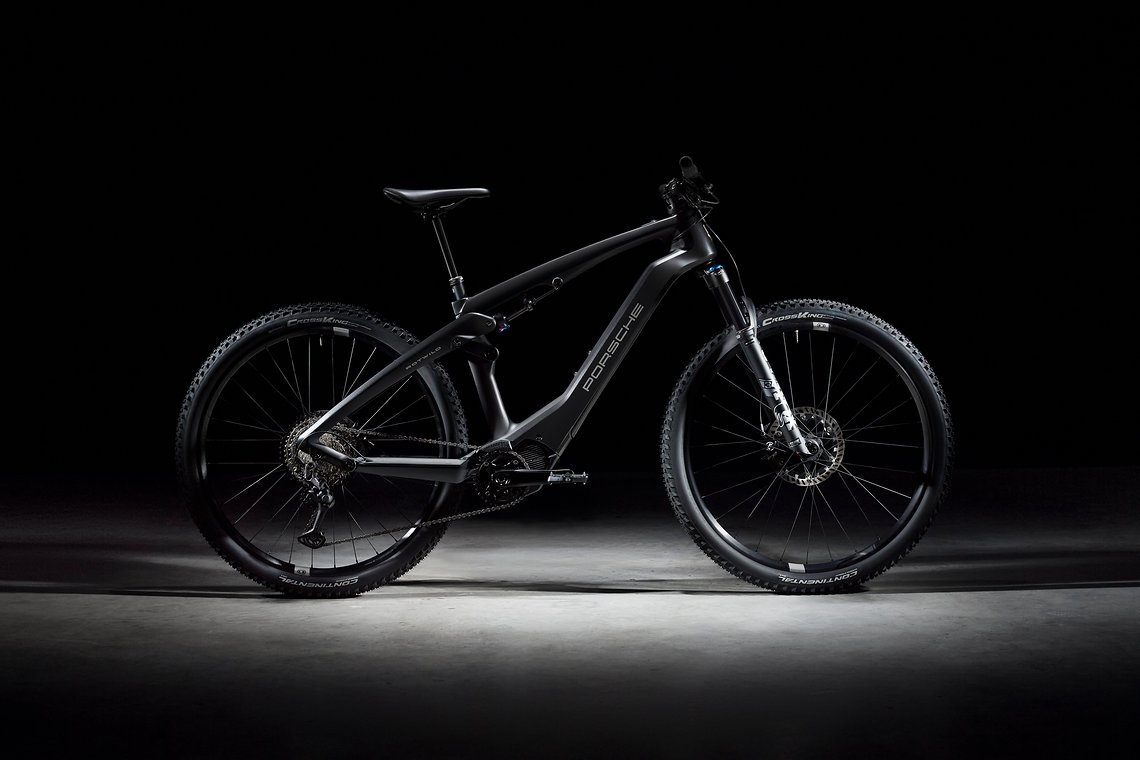 Optisch ist das Porsche E-Bike Cross so unverwechselbar, wie die Modelle mit vier Rädern, für die die Sportwagenmarke berühmt ist.