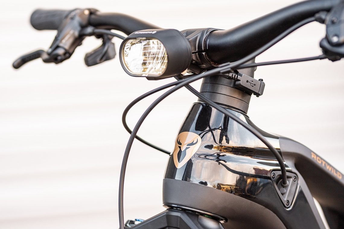 An einem E-Bike mit urbanem Einsatzzweck ein Muss: eine helle Lampe an der Front.