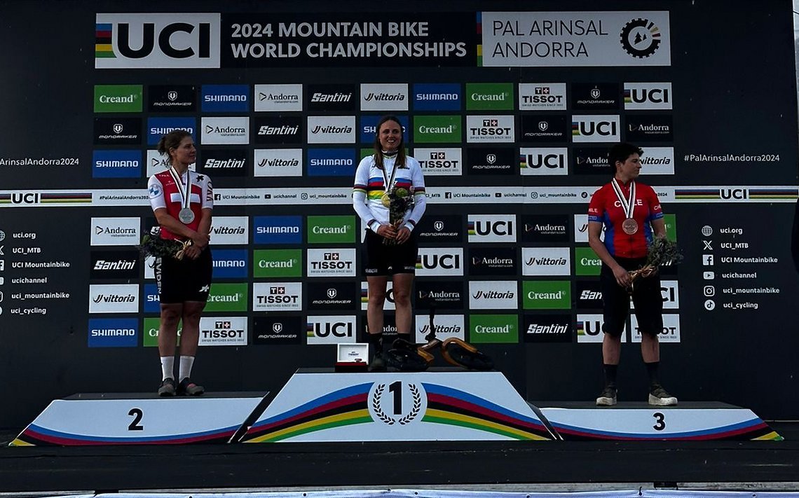 UCI E-MTB WM 2024 – Podium der Damen: Nathalie Schneitter, Sofia Wiedenroth, Florencia Espiñeira Herreros