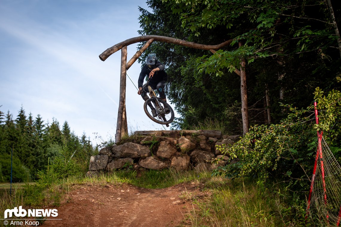 Wer durch dieses Tor springt, hat gerade einen wilden Run über Wurzeln, fette Steine und ein nettes Roadgap gezündet – die DH-Strecke in Lac Blanc ist prädestiniert für Bikes wie das Torque:ON.
