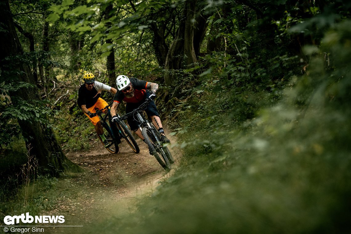 Auch mit günstigen E-Hardtails ist ordentlich Action angesagt.