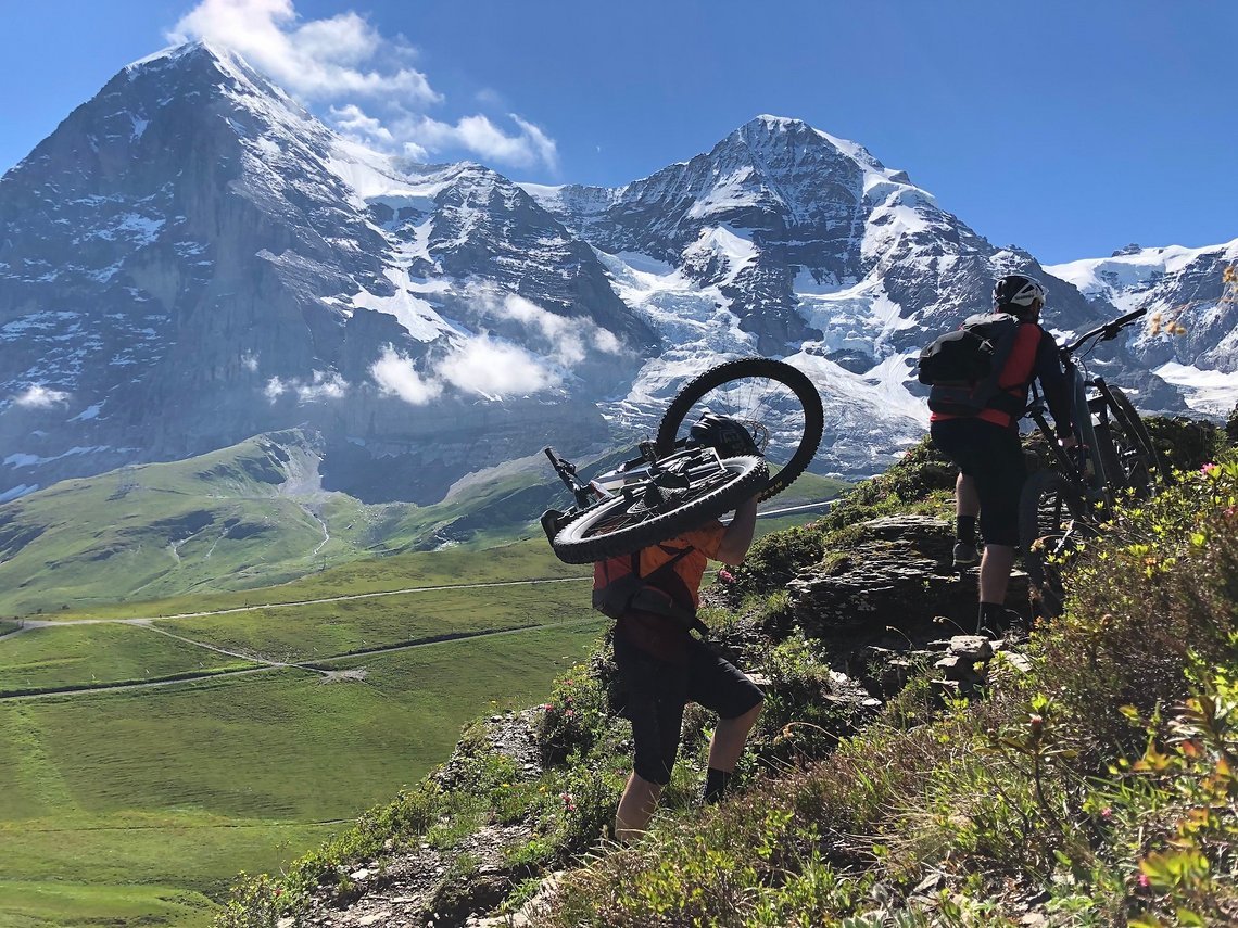 ... bevor es wieder bergauf in Richtung Lauberhorn Loop-Trail geht