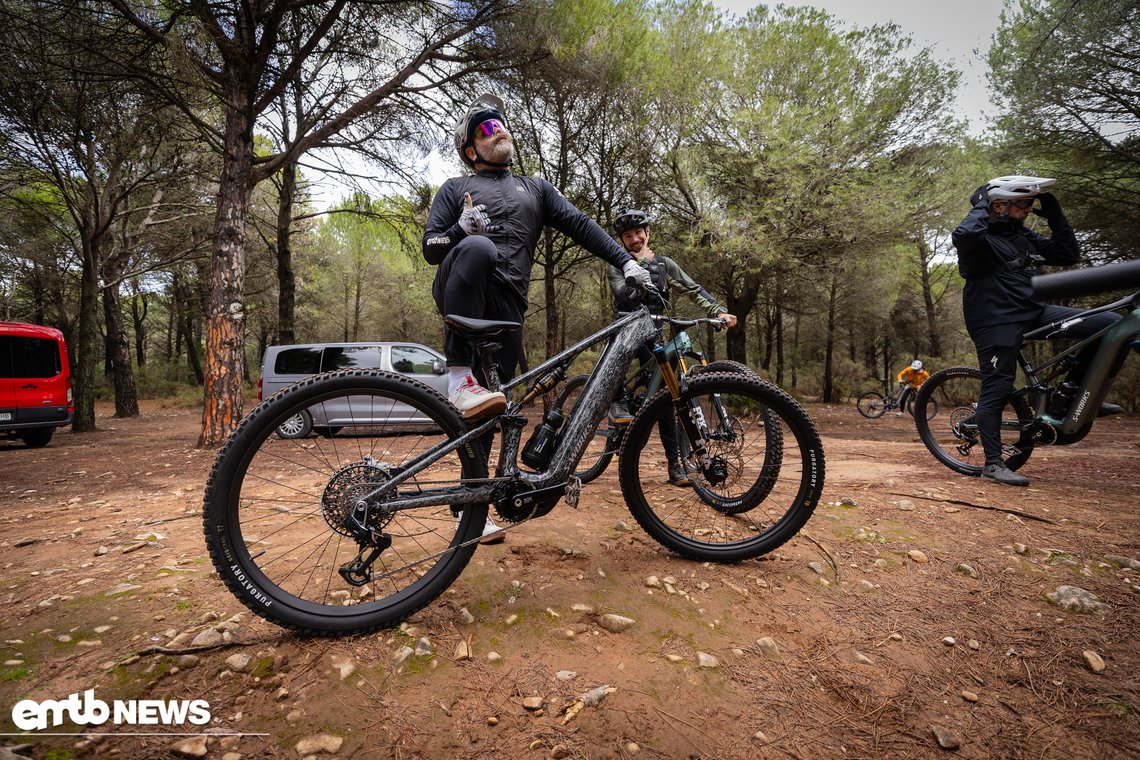 Ob Rico hier das Wetter, die Trails oder das Bike mit einem Daumen hoch bewertet, ist nicht überliefert.