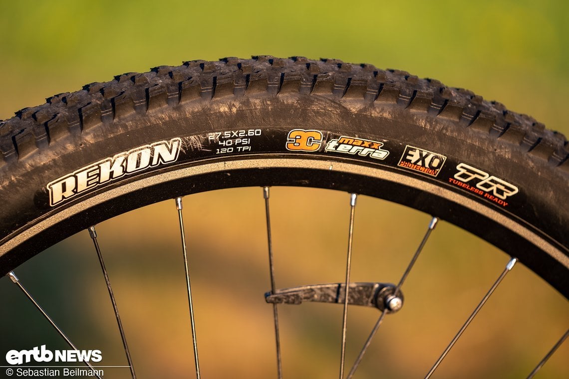 Ordentlich Grip garantiert die Mischung aus breitem 27,5″ Maxxis Rekon am Heck ...