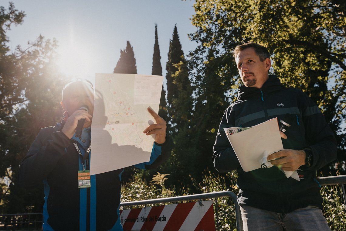 Der Streckenverlauf wird den Teilnehmern vorgestellt