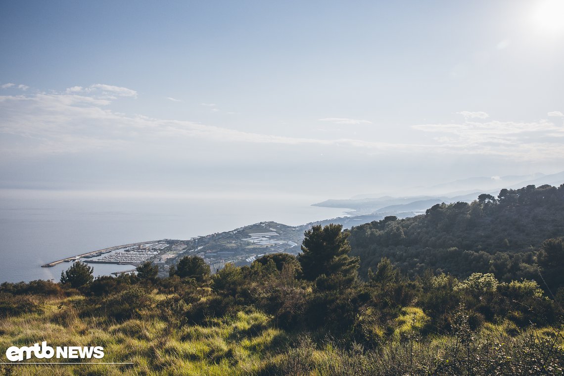 Trail-Blick Richtung Hafen und französische Küste.