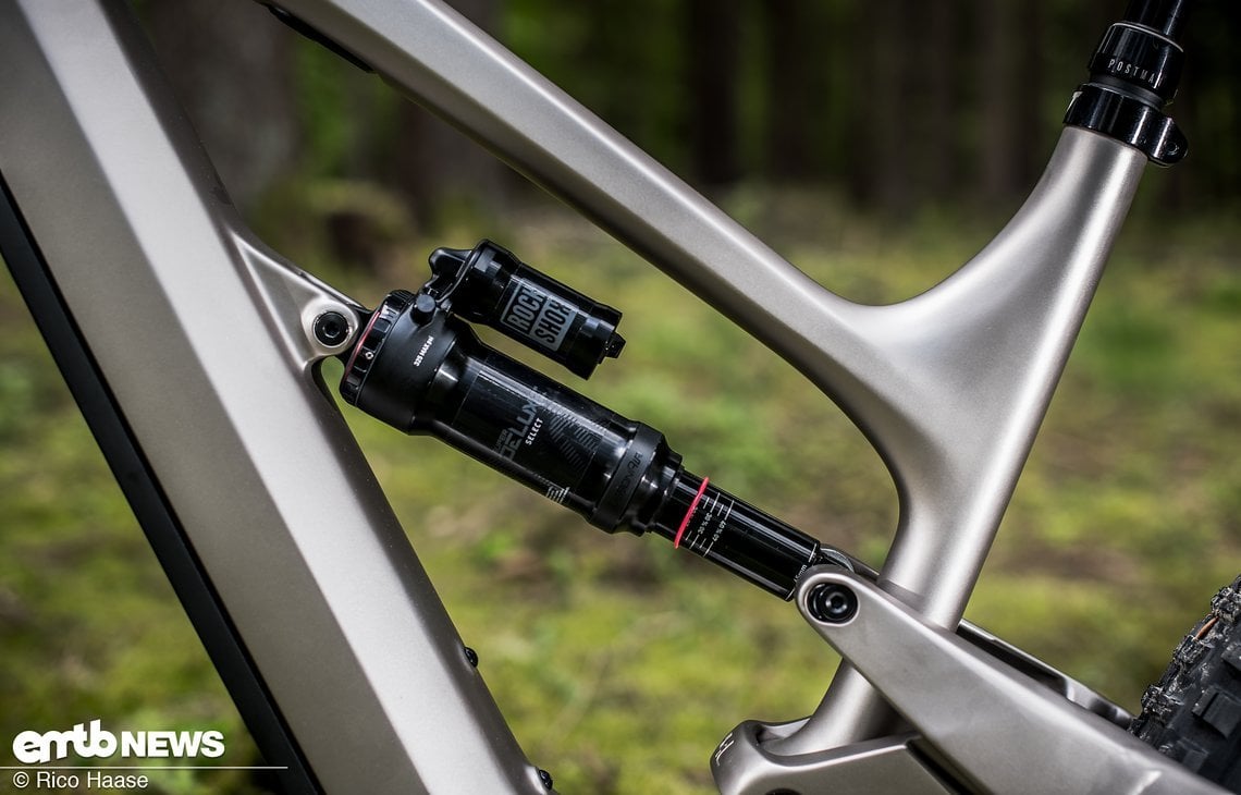 Am Heck des YT Decoy MX Core 2 werkelt ein Dämpfer von RockShox