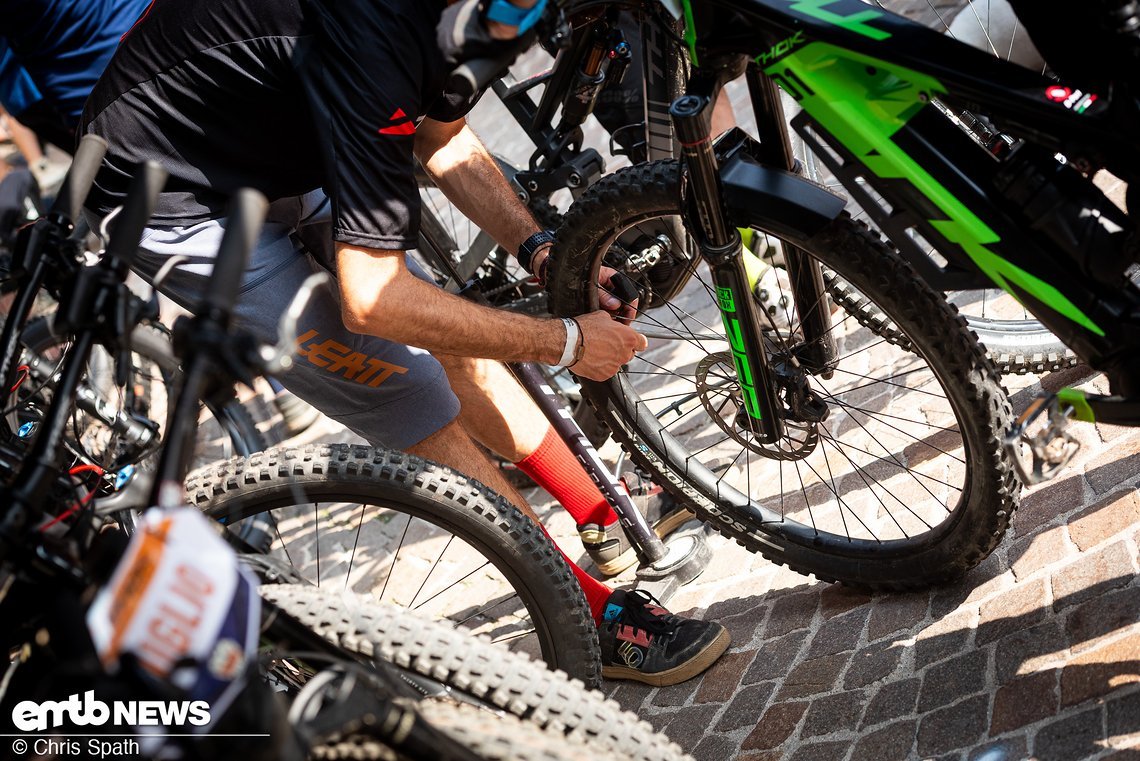 Luftdruck checken bevor es auf die Trails geht …