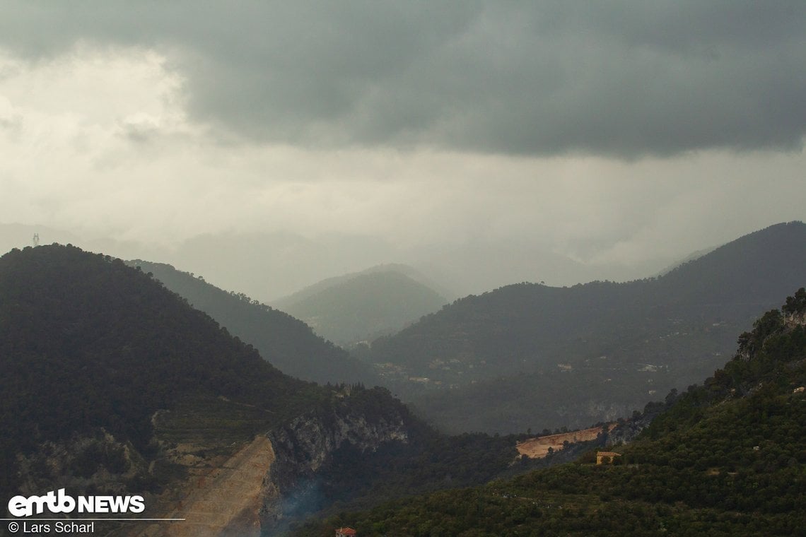 Dunkle Wolken am Himmel über den Bergen von Monaco.