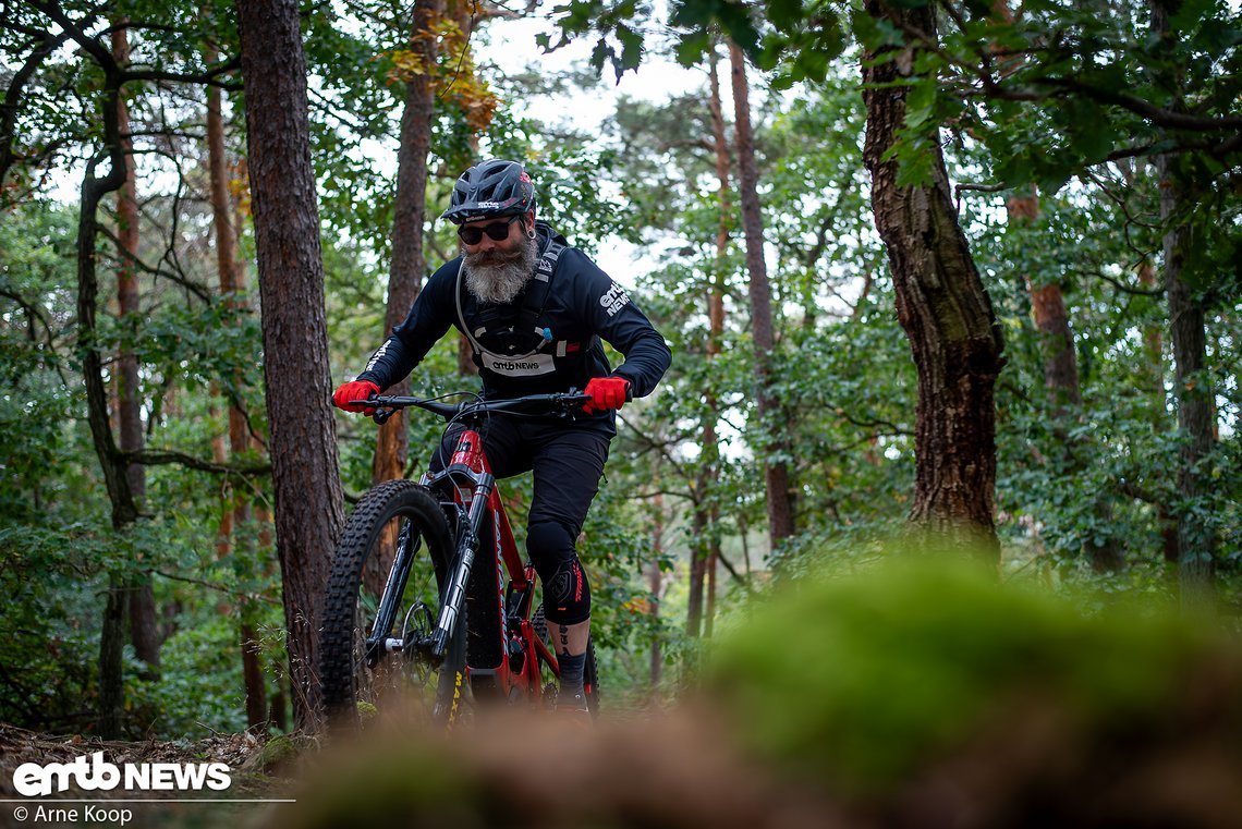 In steilem Gelände will das Santa Cruz Heckler MX etwas dirigiert werden, lässt sich aber kaum aus der Ruhe bringen.