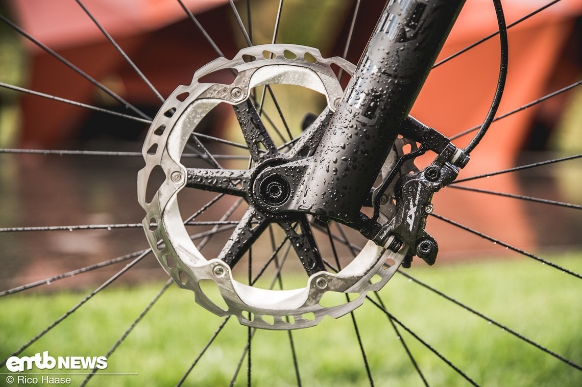 Gebremst wird mit Shimano XT-Bremsen