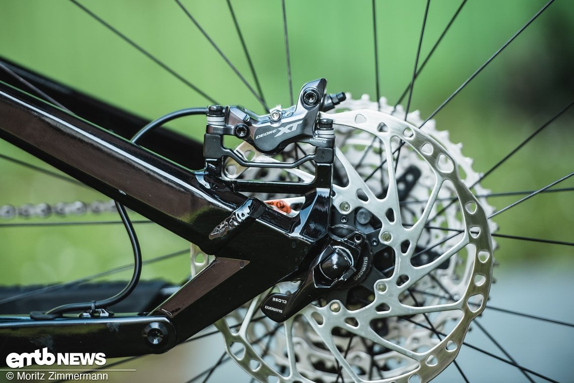 Verzögert wird mit 4-Kolben-Bremsen von Shimano XT auf 203 mm großen Scheiben.