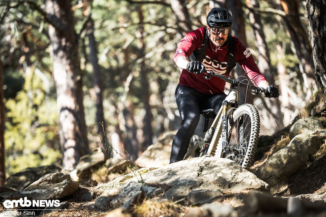 Grundsätzlich liegt das Light-Support-E-MTB satt auf dem Trail und vergönnt einem viel Traktion auch auf wilden Pfaden …
