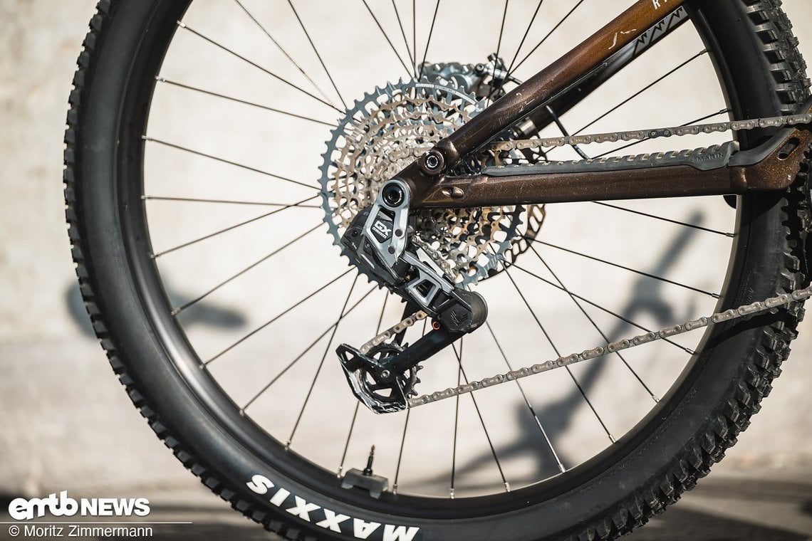 Geschaltet wird mit einer SRAM-GX-Eagle-Transmisson, die nicht direkt mit dem Hauptakku verbunden ist.