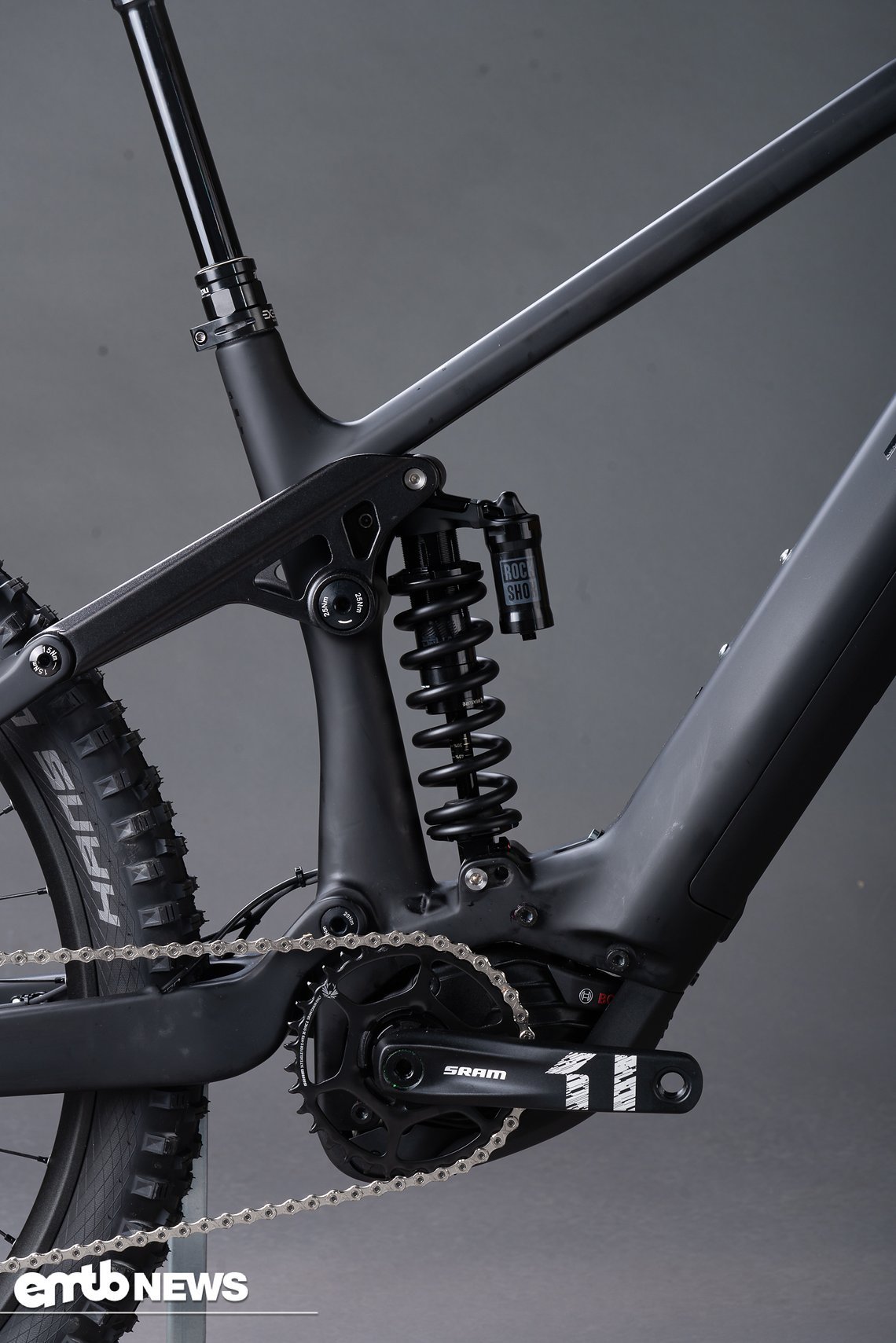 ... hinten sorgt ein Coil-Dämpfer von RockShox für sensibles Ansprechverhalten