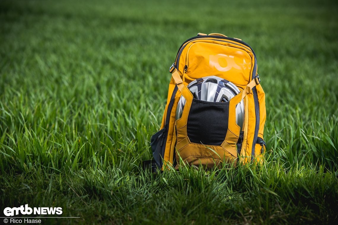 Wer seinen Helm mal an den Nägel, ähm, Rucksack hängen will: Die Helmhalterung des Evoc FR Trail E-Ride 20 funktioniert tadellos.