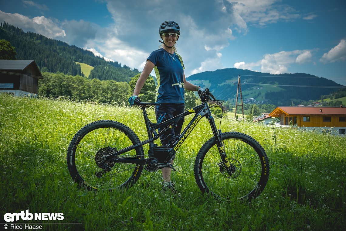 Sabika mit ihrem brandheißen Boliden