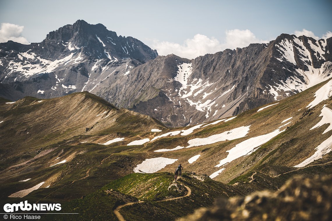 Erst geht es einen schmalen Trail hinunter, immer auf der Grenze zwischen Österreich und der Schweiz, dann ...