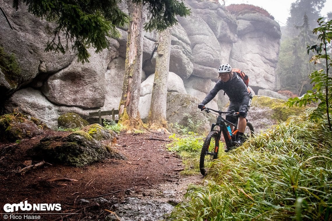 Auf einem schmalen Trail fahren wir am ...